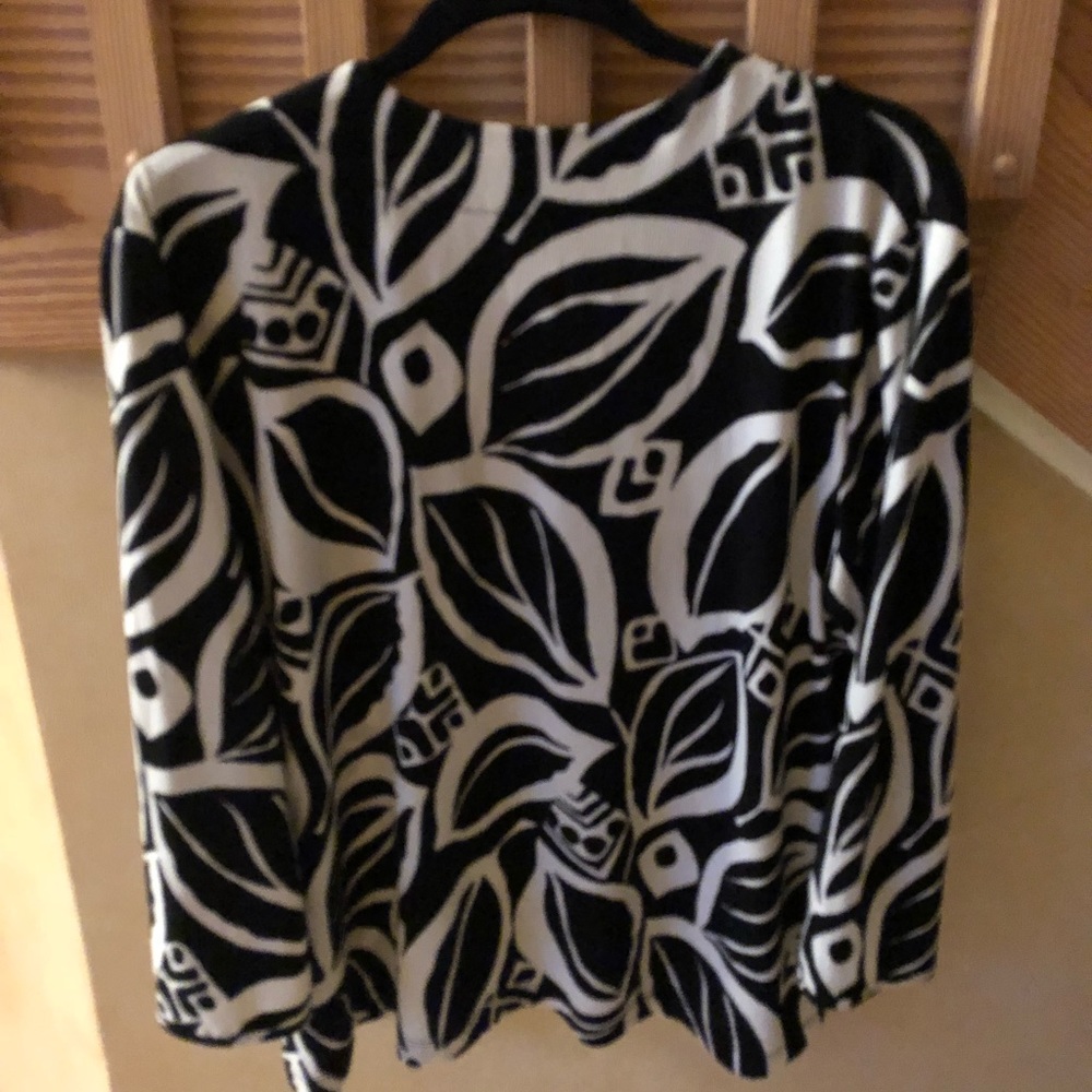 Chico’s Black and White V Neck Top - Picture 5 of 5